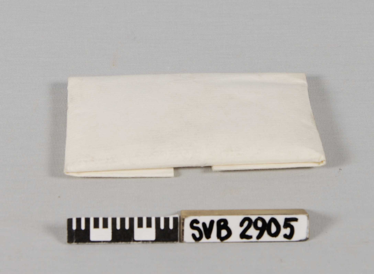Foldet, hvitt papir inneholdende gasbind