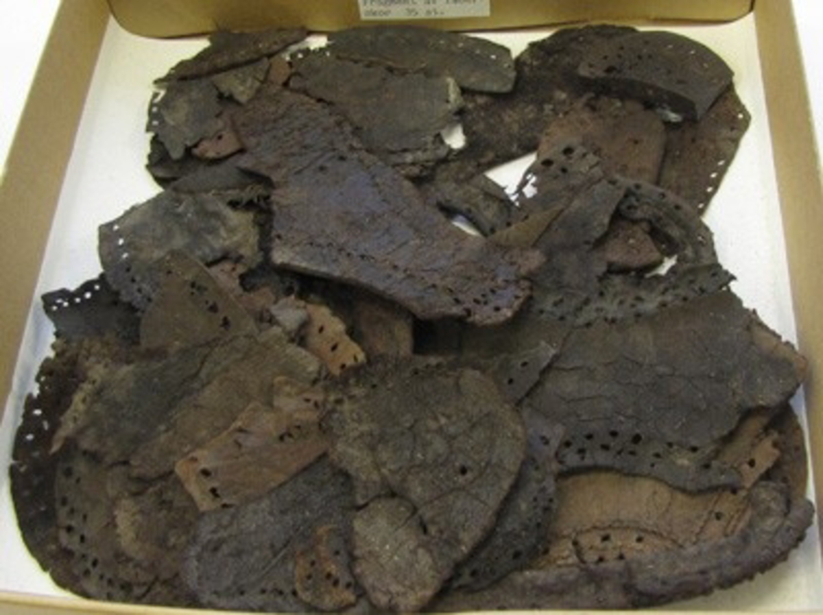 BRÄTTE. LUNDBERG. VÄSTRA BRUNNEN. Fragment av läderskor, 39 st.

År 1943 utförde arkeolog Erik B. Lundberg från riksantikvarieämbetet en arkeologisk utgrävning av den forna staden Brätte.