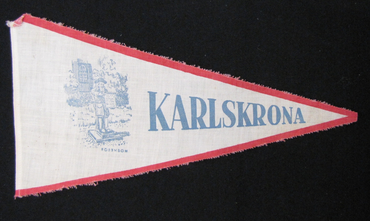 Cykelvimpel från Karlskrona. Motivet är tryckt  med motiv av fattigbössan Rosenbom.

Vimpeln ingår i en samling av 103 stycken.