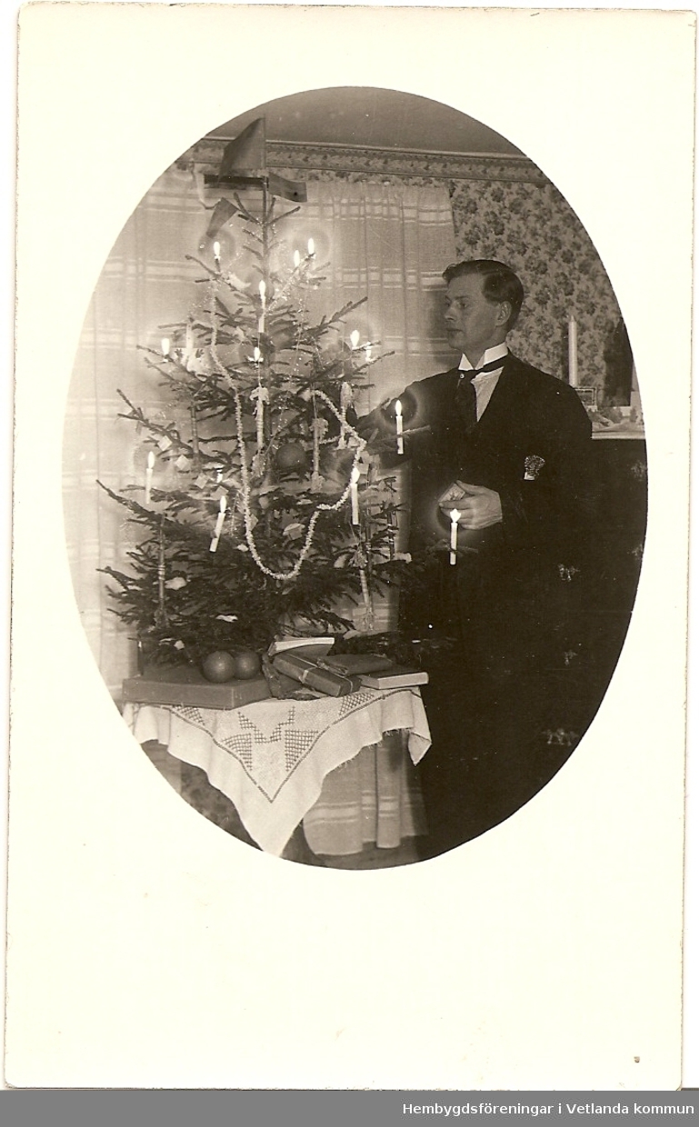 Anton Hansson klär julgran. 

Fröderyds Hembygdsförening