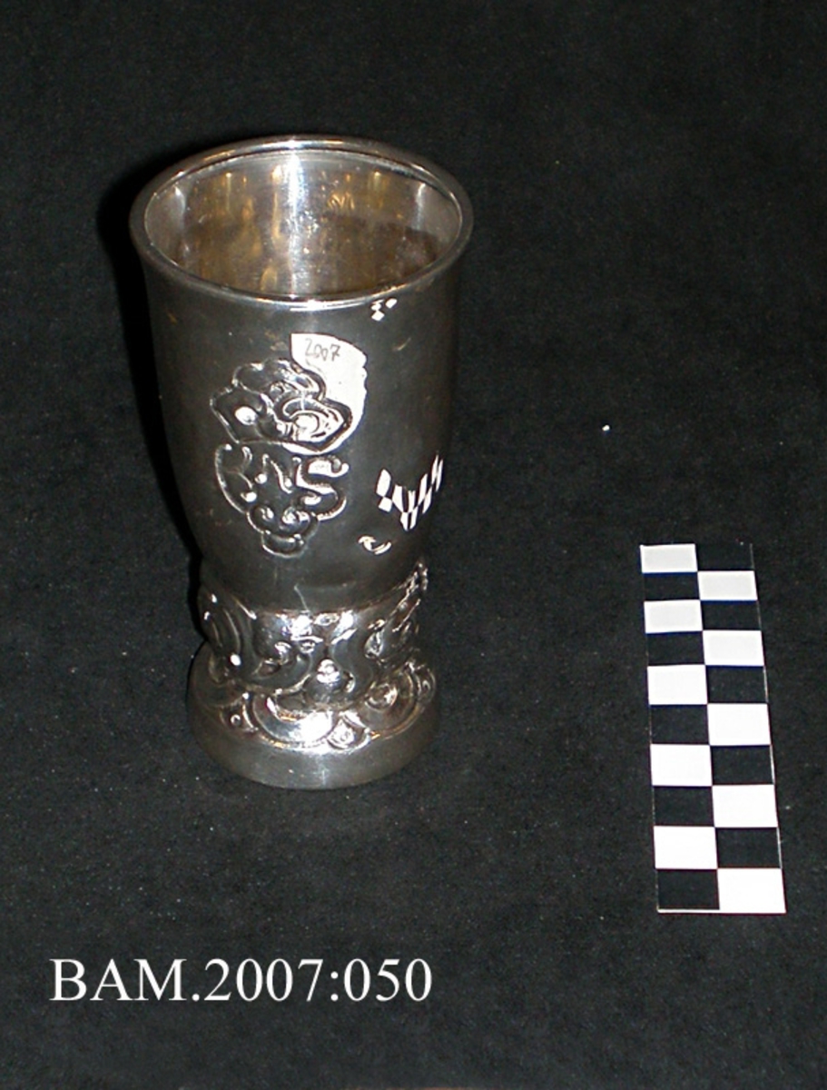 Denne og forrige nr. Pokaler i sølv fra Thune. Punslet og drevet bord med akantusdekor. Emblemet til Kongelig Norsk Seilerforening. 