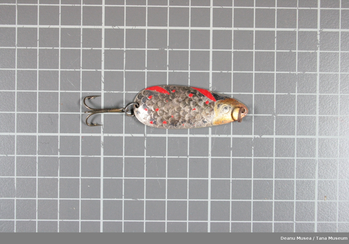 Sølvfarget med fiskeskjell mønster. Rød korte buk striper.