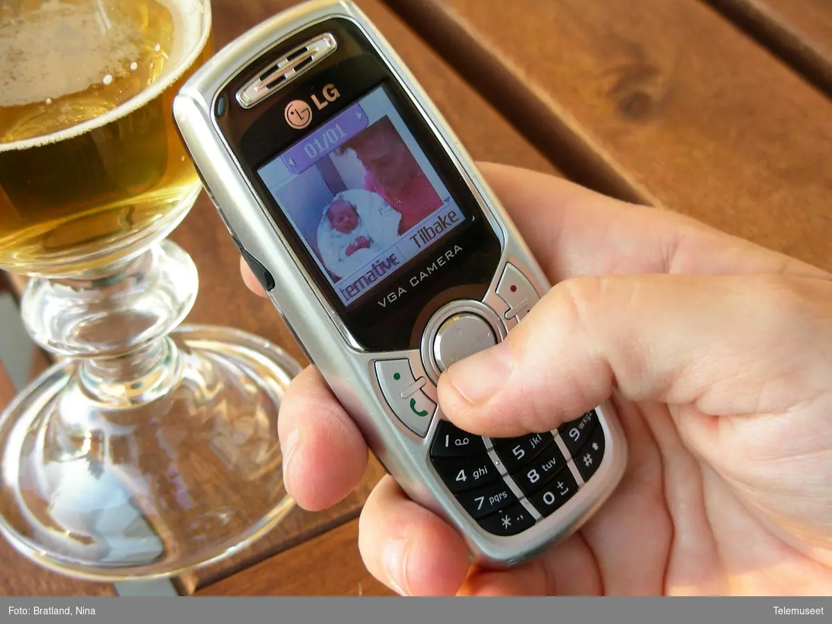 Mobiltelefon LG i bruk, sms og mms