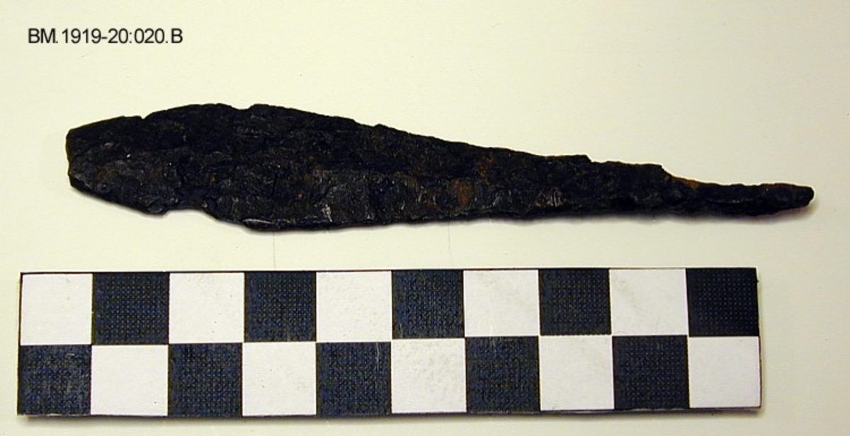 Fra protokollen: Pilspiss av jern, som R.539, avbrukket i odd og tange. Lengde 10,3 cm, bredde over bladet 2 cm.