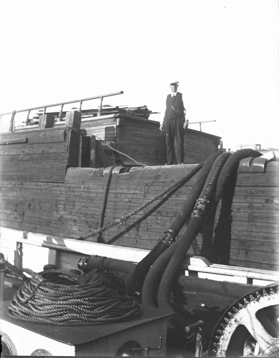 Slanger til å pumpe ut vann fra nedsunket seilskute. 17-7-1926. Skjørsvik, Kragerø