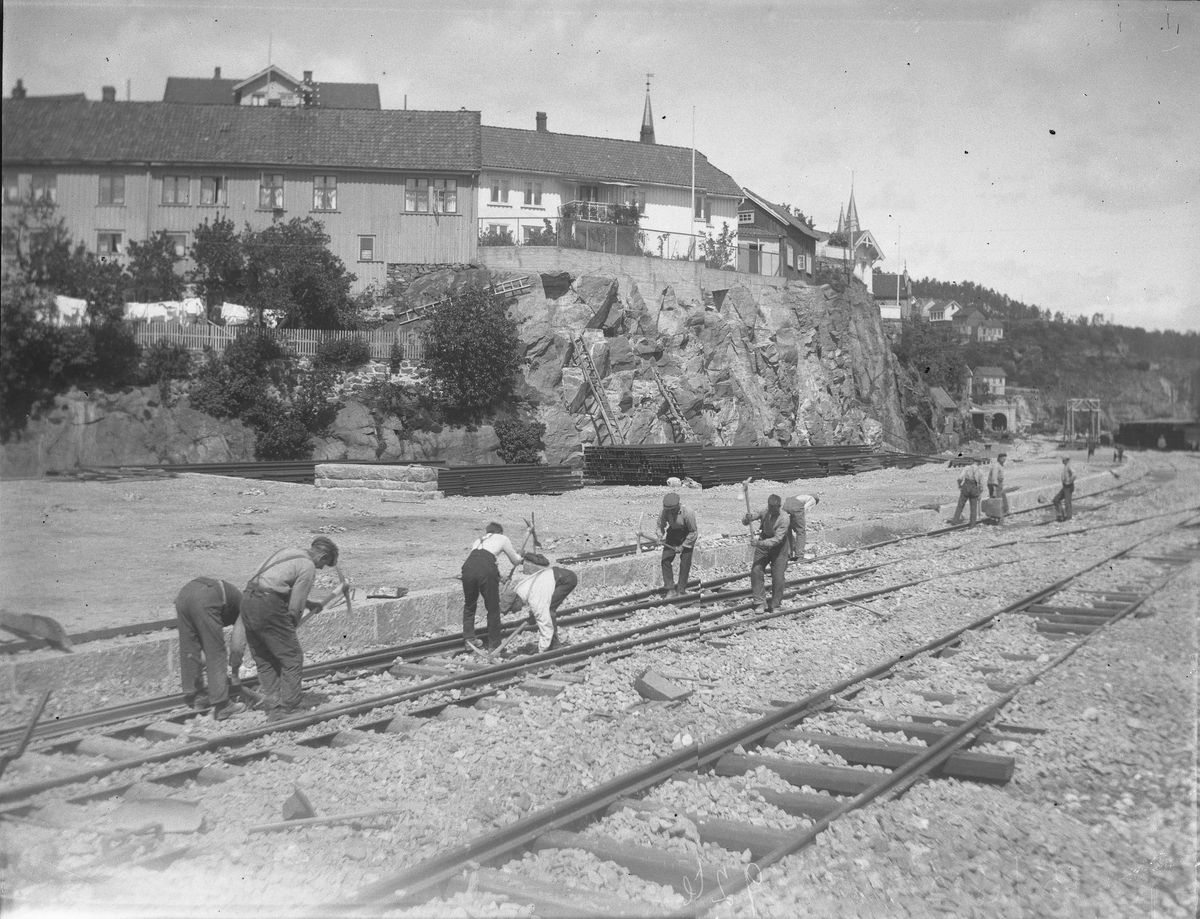 Jernbaneanlegget - skinnene legges på stasjonsområdet, Andølingen bak 5/6-1927. Kragerø