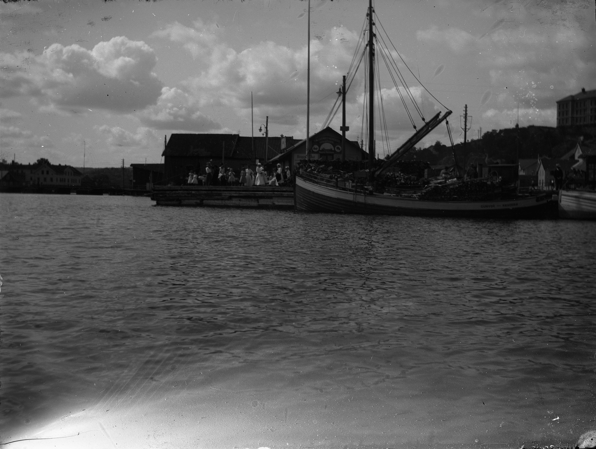 Skuta "Gunvor" av Kragerø ved Kragerø Verksted og Skibsbyggeri, folk på brygga i Kragerø