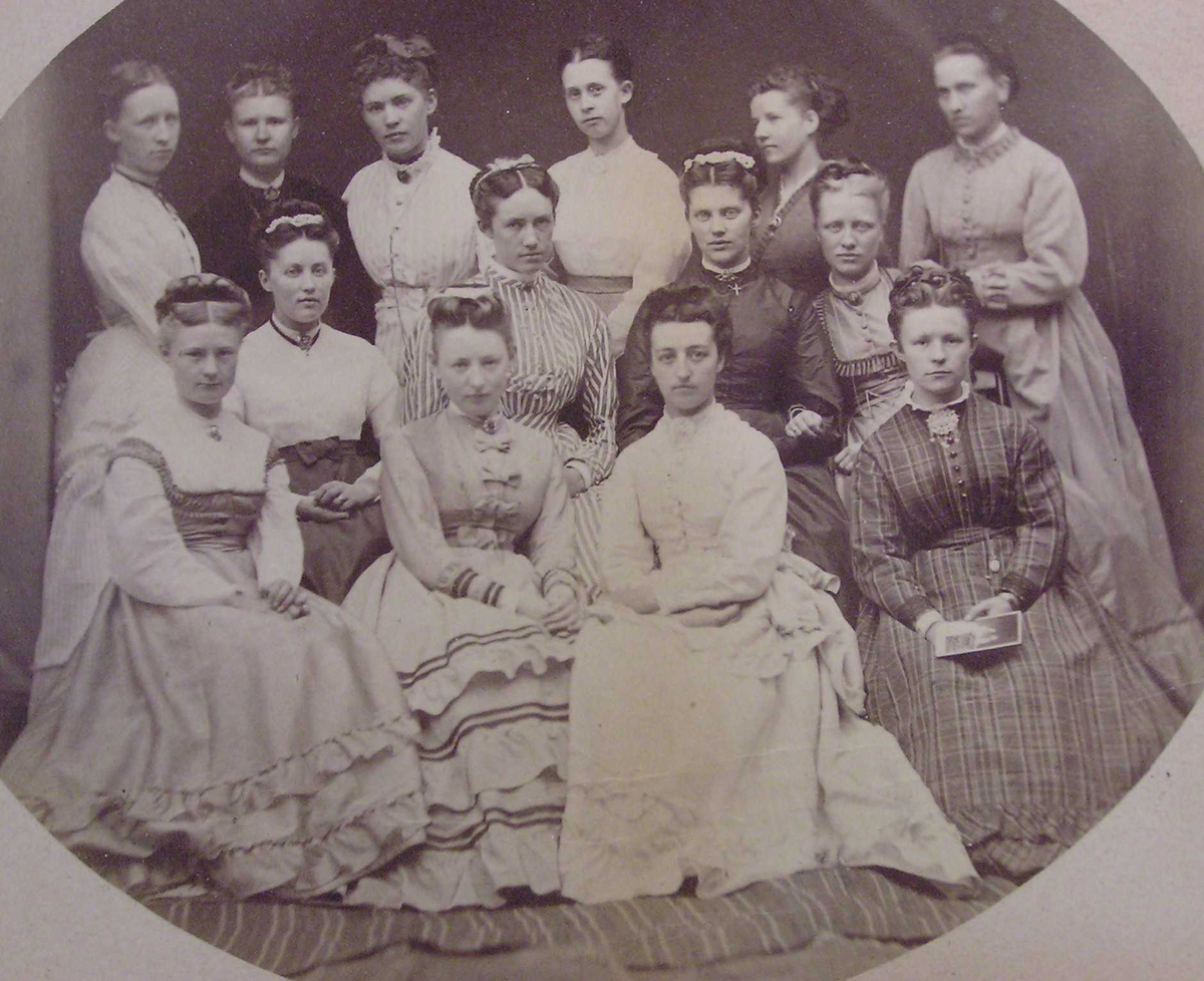 Kvinnegruppe fra 1880-årene.
Skoleklasse