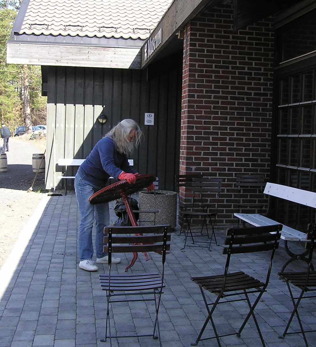 Berg - Kragerø museumsvenner ordner utenfor museet.
24.04.2010