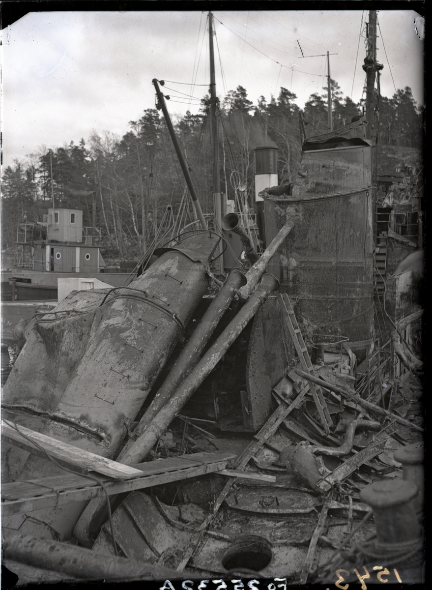 Foto av överbyggnaden på den bärgade jagaren Klas Horn den 19.11.1941.
