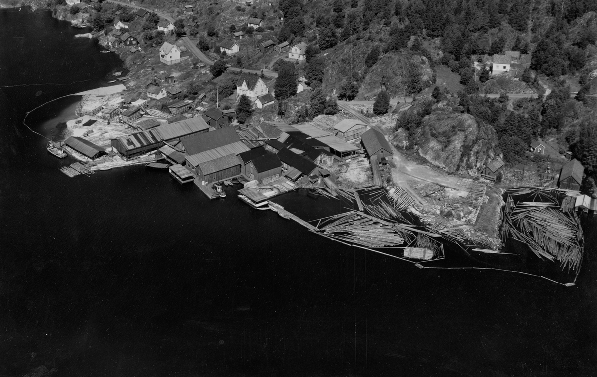 Flyfoto fra Hellesund kassefabrikk 26/6-52. Kragerø
