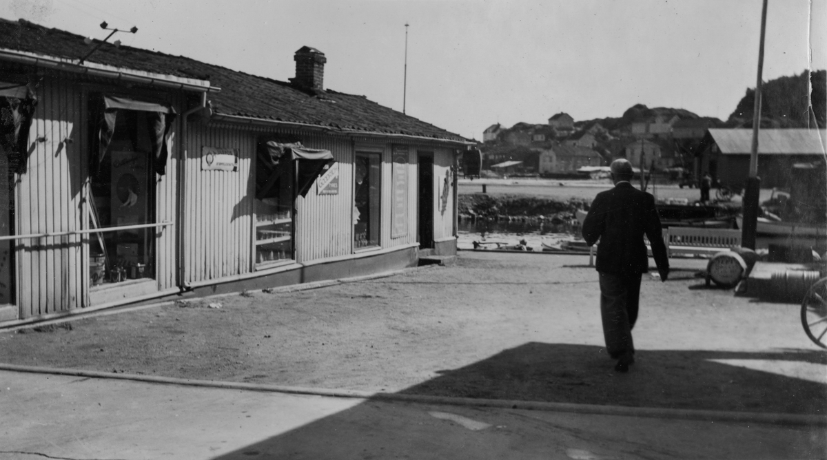 Bredsdorffs brygge fra innsiden, Kragerø. 1935. Carl Schweigaard. Bredsdorff var en jernvarebutikk.