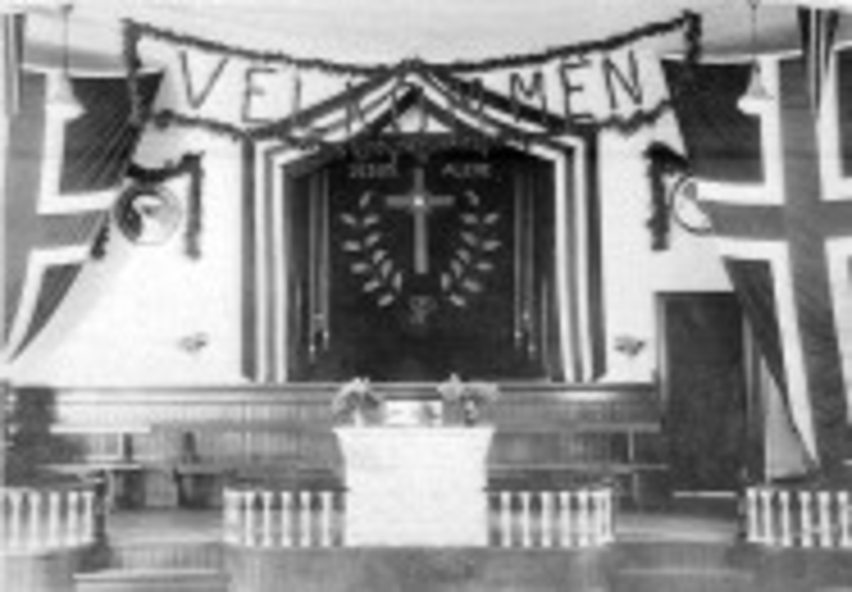 Interiør (alterparti) fra bedehus.