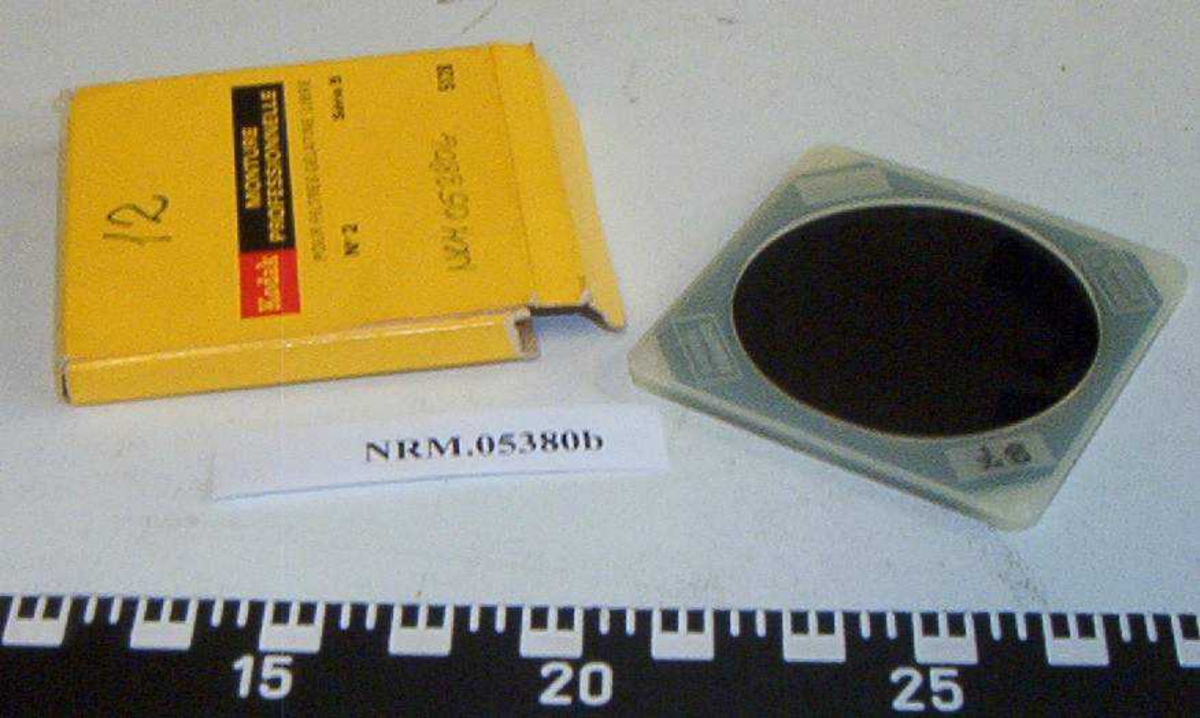 Diverse fotoutstyr, deler: (Oppevares i sort skai veske, merket Pollaroid - Uttrøndelag politikammer.)
NRM.05380a - 1 eske med 2 fargefilter: 1 rødt og 1 gult filter - Kodak
NRM.05380b - 1 eske med 1 sort fargefilter - Kodak
NRM.05380c - 1 eske med 2 plug adapters Sony PC 20A: 1 rød 
                        og 1 hvit
NRM.05380d - 1 eske med 1 hvit plug adapters Sony PC 20A
NRM.05380e - 1 plasteske med blått lysfilter Hoya 2 Hoya, 80B
NRM.05380f  - 1 plasteske med blått lysfilter Cokin
NRM.05380g - 1 eske med Sunpak, Electric Flash Accessory, 
                         Spiral Synchro Cord - 50sm/2'
NRM.05380h - 1 eske med Sunpak, Electric Flash Accessory, 
                         Spiral Synchro Cord - 50cm/2'
NRM.05380i  - 1 White/Silver reflector pak 18 square feet (56"x18")
NRM.05380j  - 1 eske med 1 Wide Angle Attachment V-285
NRM.05380k - 1 eske med 1 sølvplate
NRM.05380l  - 1 Monolta RC 1000 med ledning
NRM.05380m - 1 Hitachi Remote Controller VY-RM 100A med ledning
NRM.05380n - 1 plasteske med 1 blått lysfilter Hoya HMC Filter
