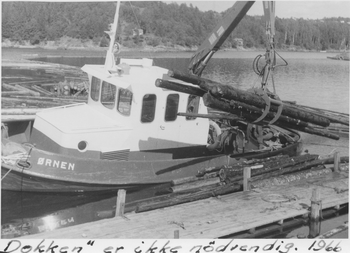 M/S Ørnen løfter tømmer med kran ved Klovholt utslagsplass 1966? "Dokken er ikke nødvendig"