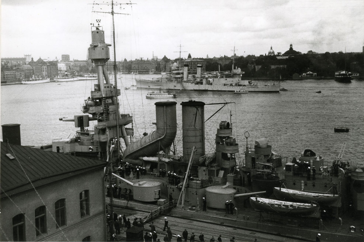 Pansarskeppet Sverige vid Stadsgårdskajen år 1934. Örlogsfartyget till ankars på Strömmen är förmodligen den amerikanska tunga kryssaren USS New Orleans (CA-32).