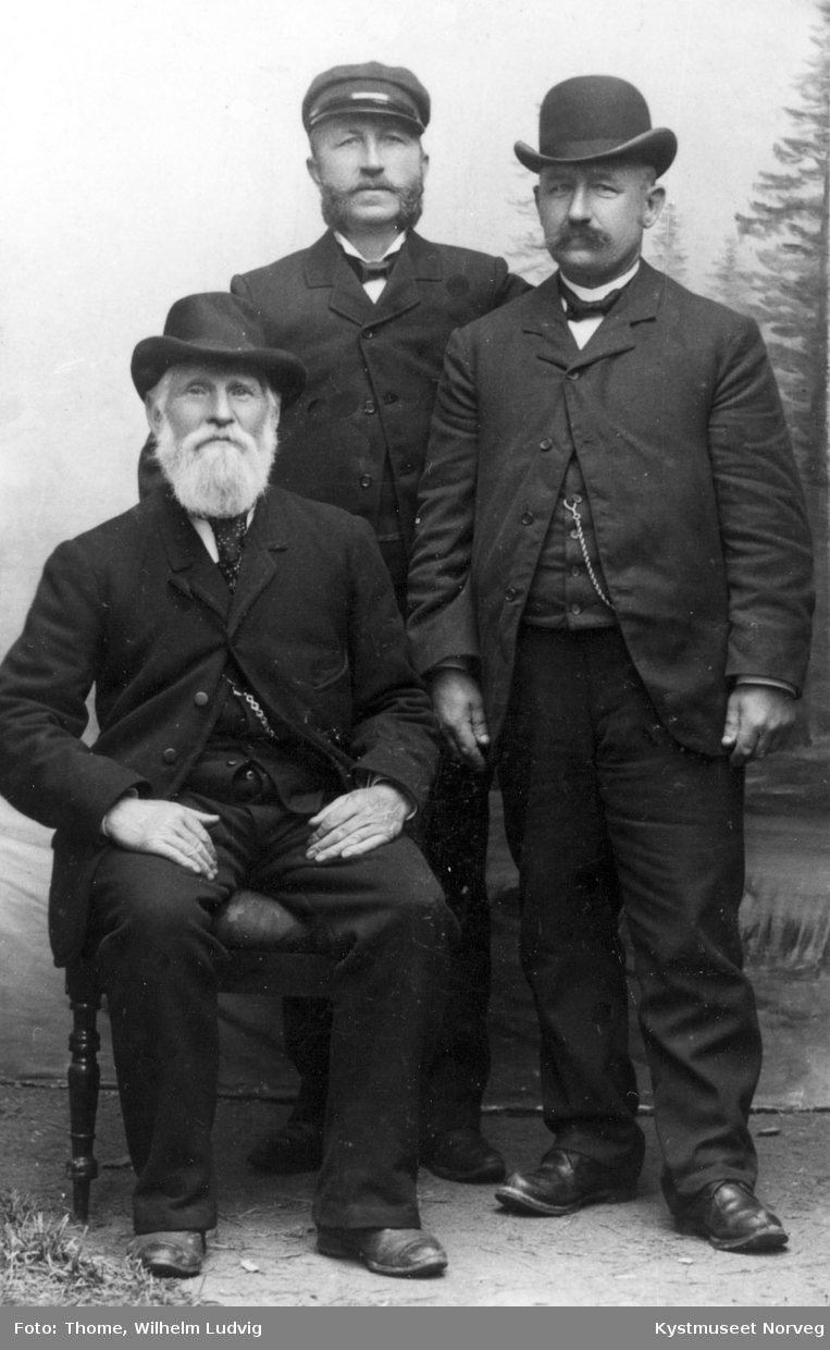 Vikna, den første fyrbetjentene fra venstre: N. Skaret, Johansen, K. E. Bryde ved Nærøysund og Grinna fyr