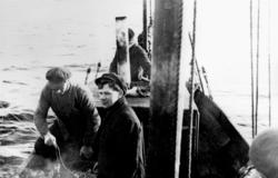 Foran: Egil Haugvik, ellers ukjente ombord i båt