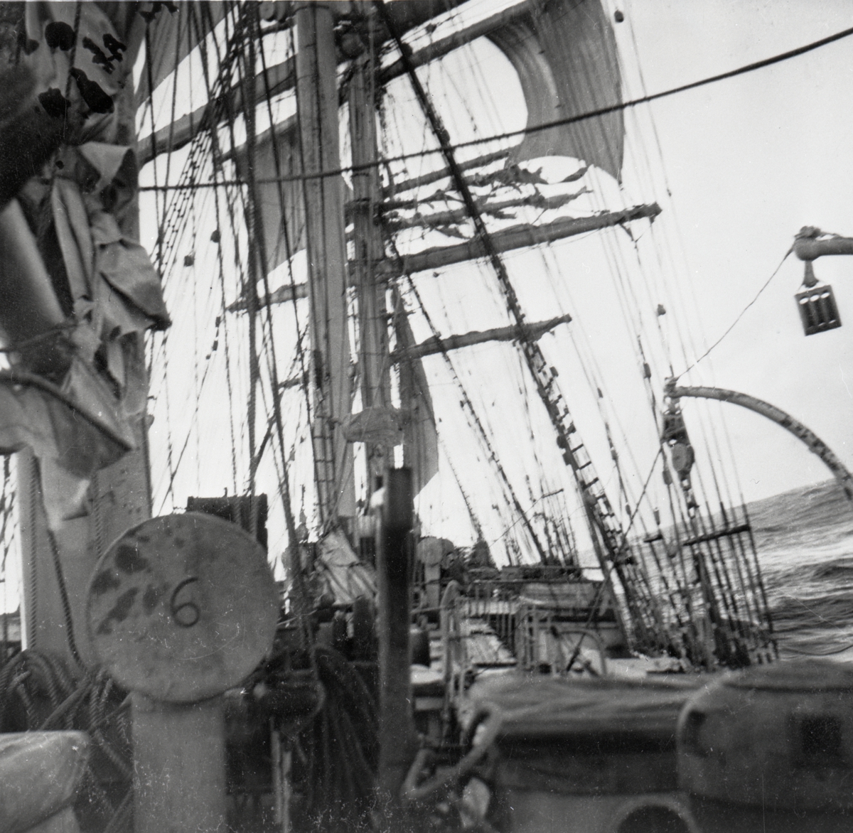 [från fotobeskrivningen:] "Storm på Nordatlanten. Barken PASSAT på resa Finland - Kapstaden 1947" "Refoto av foto inlånat från konstnärinnan Hilde Lütken-Bengtsson, Lund"
