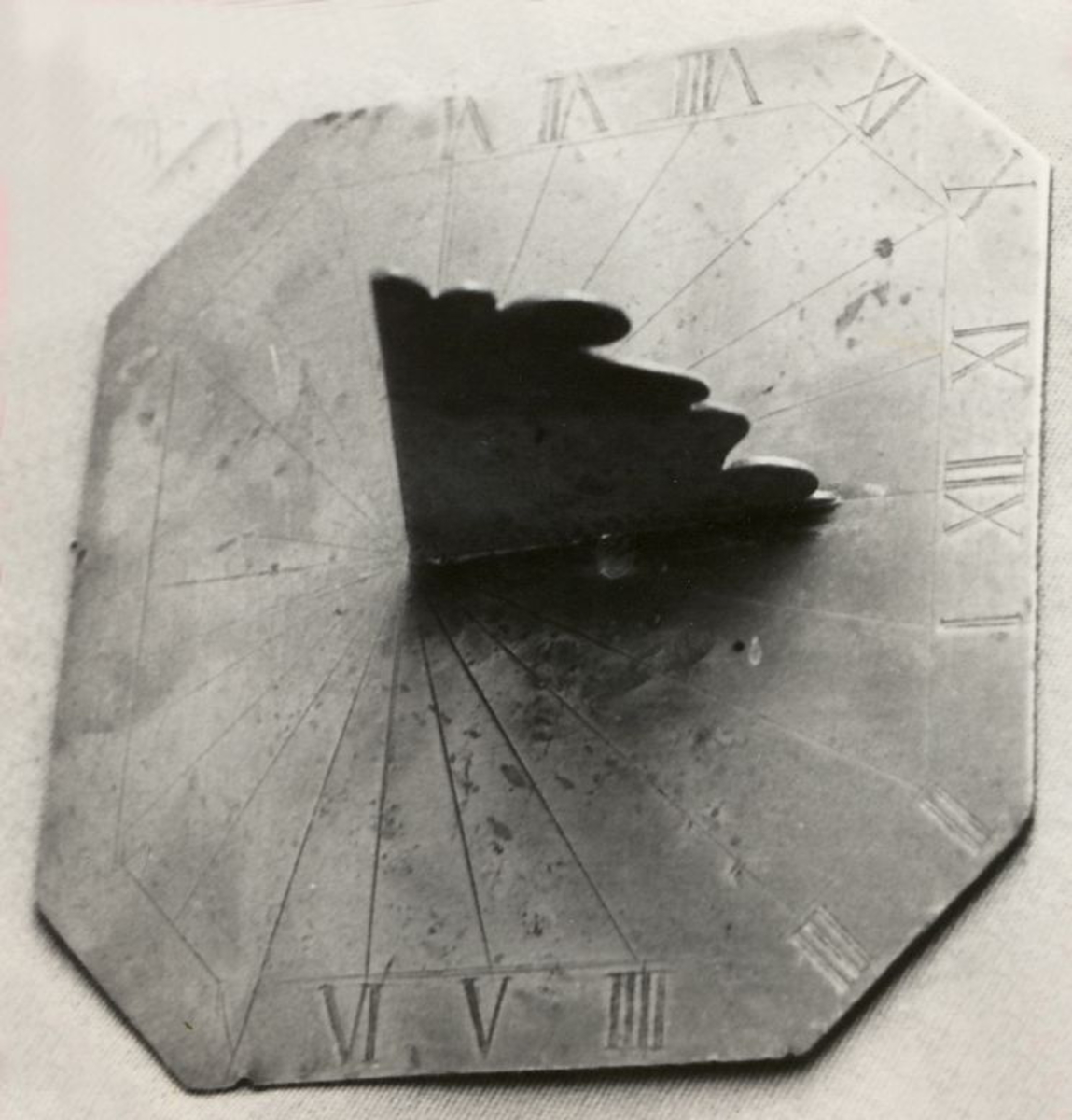 Åttekantet plate med en loddrett skive på midten