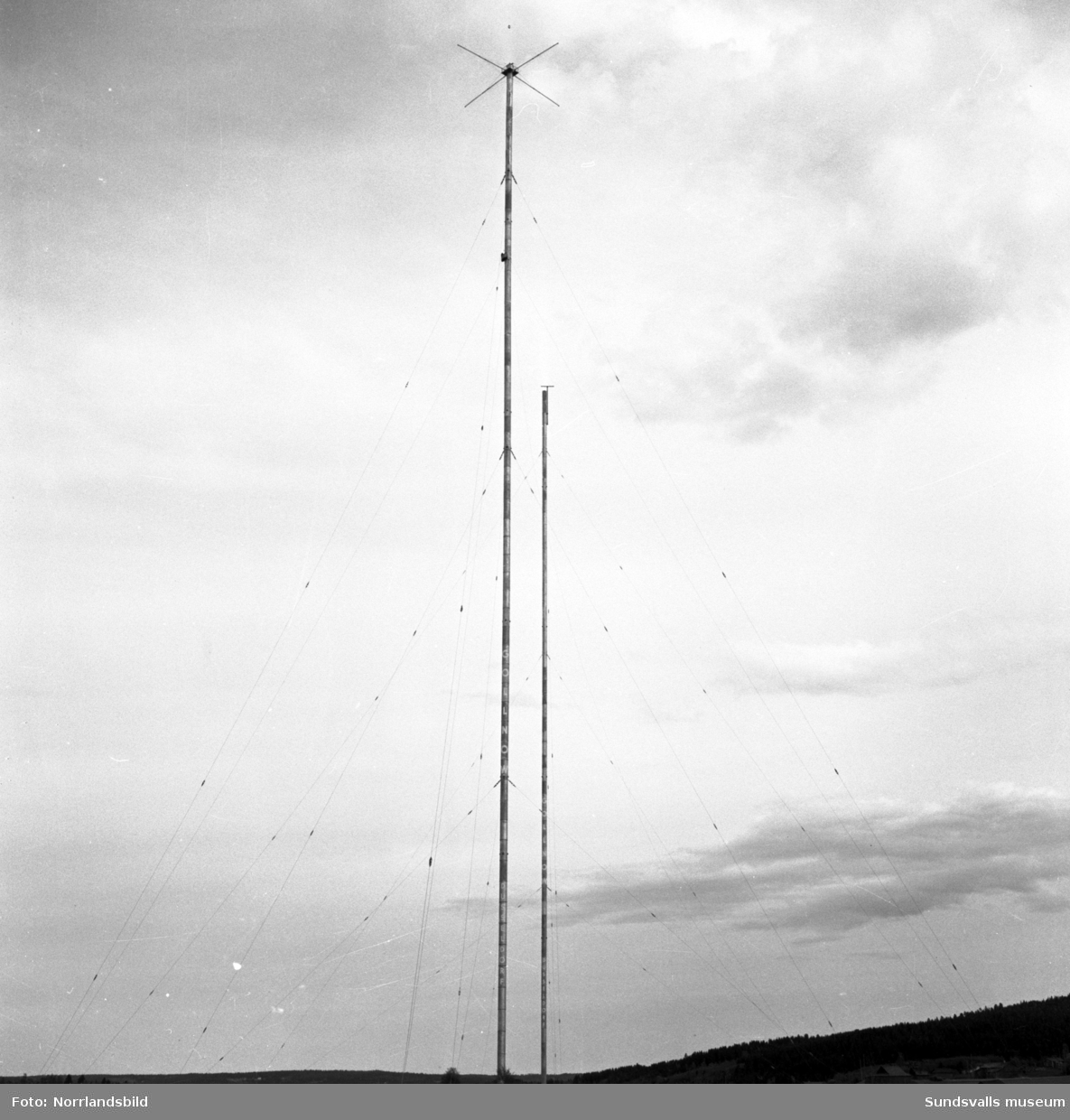 Radiostationen i Birsta, Skön, med radiomasterna.