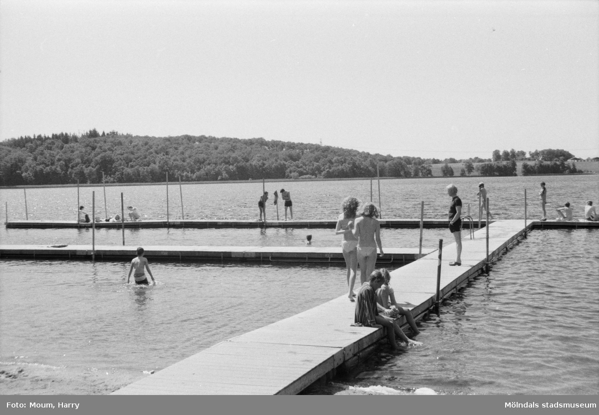 Människor som badar vid Tulebo Strandväg (Tulebosjöns sandstrand) i Kållered år 1984. Den är nu nedlagd. I bakgrunden ses den nya badplatsen vid Stretered.