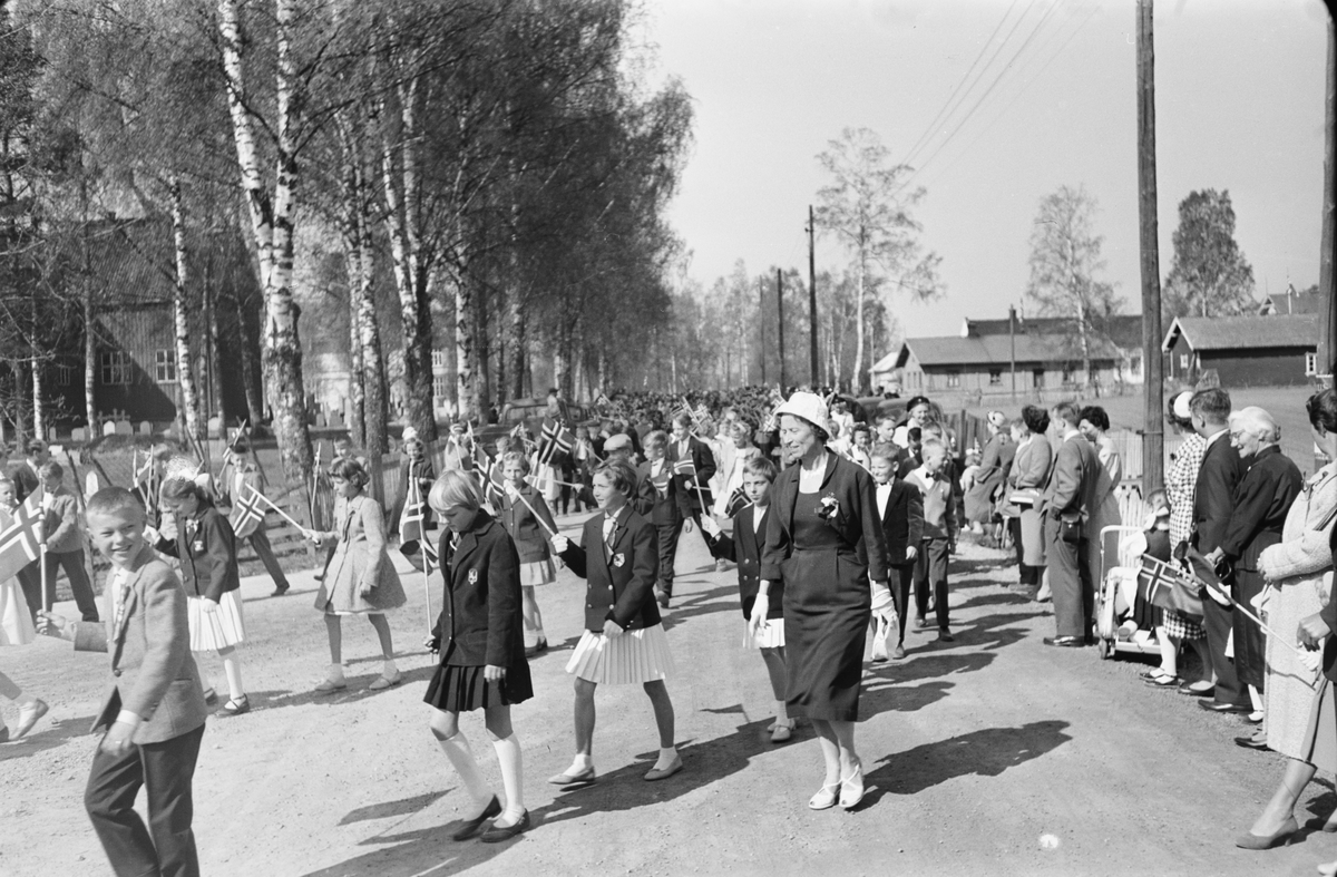 17. mai. Elverum. 
 1960. 
 Folketog, Kirkevegen / Solvegen. 