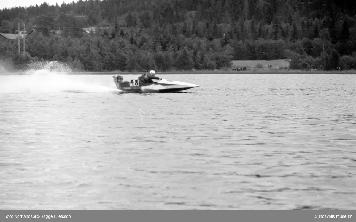 Båtracingtävlingar på Bergsåkerssjön drog storpublik sommaren 1960.