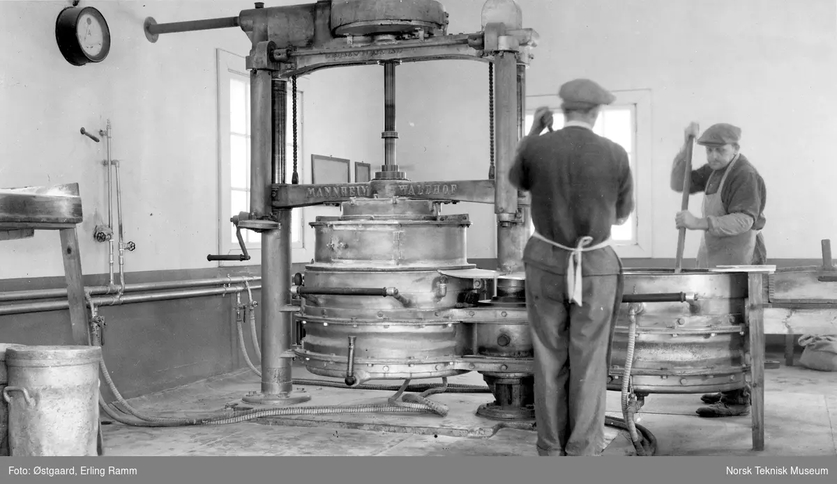 Paul Pålsen i arbeid i harvehuset (C hus) ved Gullaug Sprængstoffabriker Lier i 1937