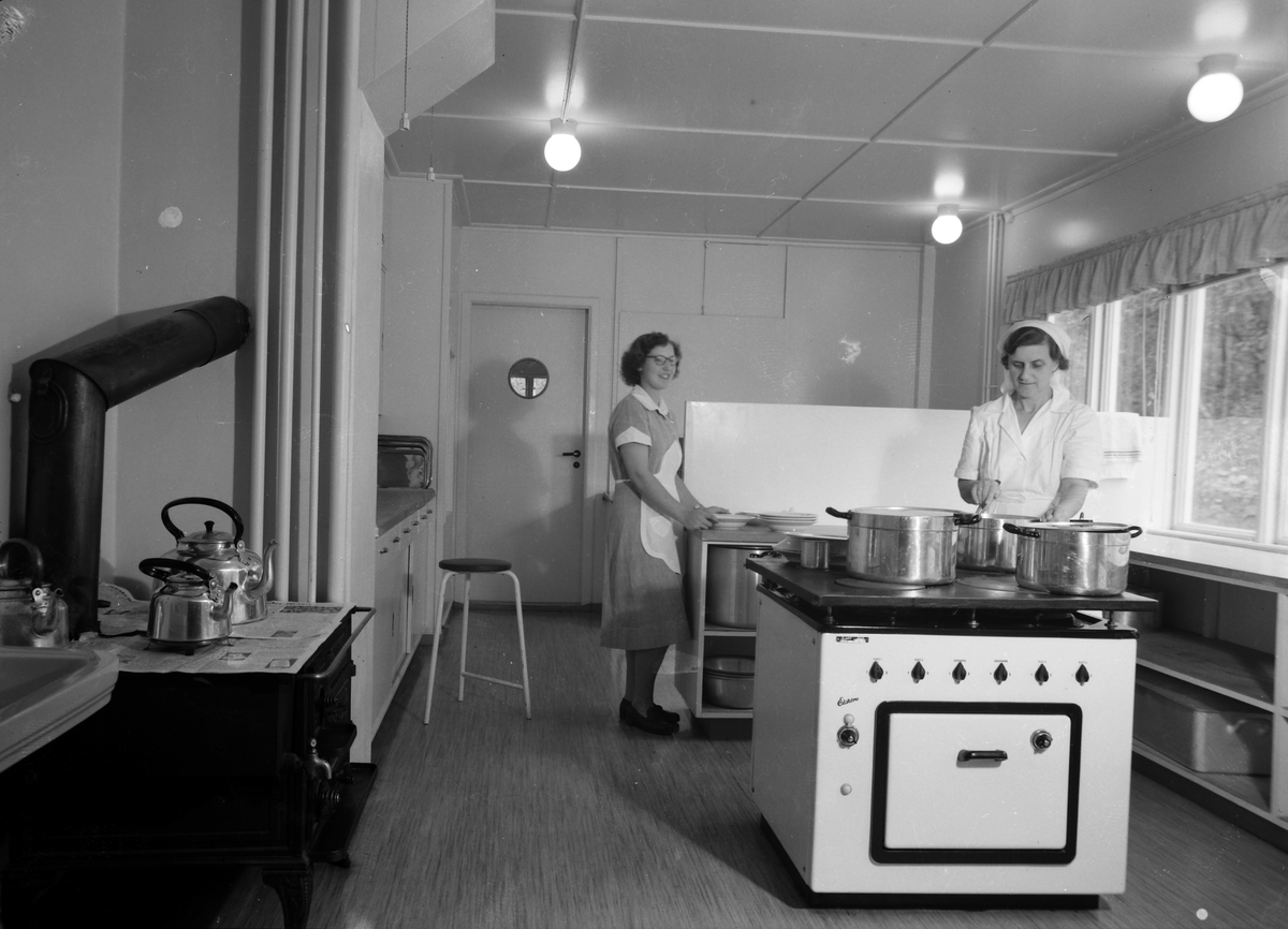 Kokker på kjøkkenet i hybelhuset på Bjørnli.