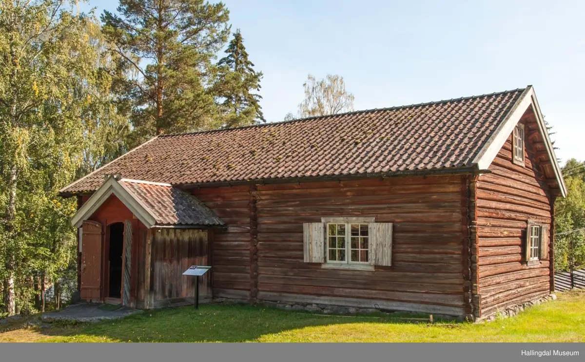 Kolsrudstugu, Flå
Bygd ca.1801
Stor hallingstue 
Rikt innbo
Rosemalt av bl.a. Embrik Bæra (1832) og Knut Luraas (1831)

Built about 1800
A large dwelling house 
Decorated interior
Painted with floral pattern by Embrik Bæra (1832) and Knut Luraas (1831)

Errichtet um 1800
Ein großes Wohnhaus 
Viele Einrichtungsgegenstände
Mit Rosen bemalt von Embrik Bæra (1832) und Knut Luraas (1831)
