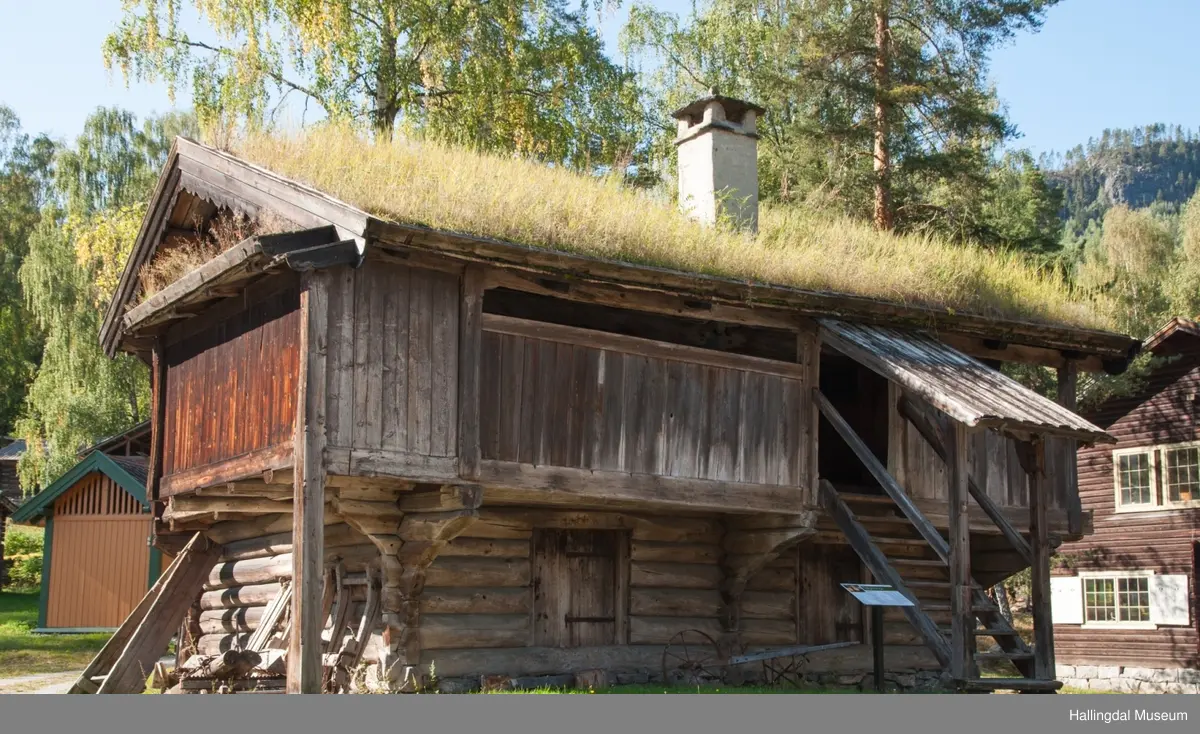Trøymstugu, Hemsedal
Bygd ca. 1650
Prestestue med forrådsrom
Malte interiører

Built about 1650
Living quarters for the minister
Storeroom for food
Painted interior

Errichtet um 1650
Wohnhaus des Pfarrers
Speicher
Bemaltes Interieur
