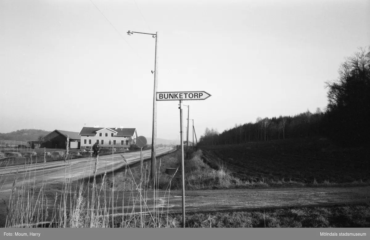 Skylt som visar infarten till Bunketorp från Hällesåkersvägen, år 1983. Till vänster ses lägergården i Lindome.

För mer information om bilden se under tilläggsinformation.