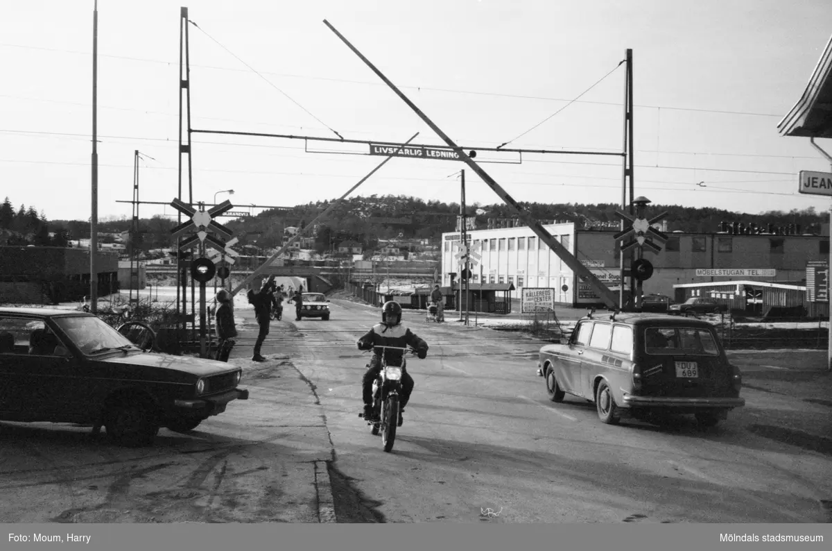 Farlig järnvägsövergång vid Labackavägen i Kållereds centrum, år 1983.

För mer information om bilden se under tilläggsinformation.