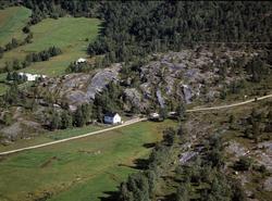 Husene i bakgrunnen tilhører gården Volden.