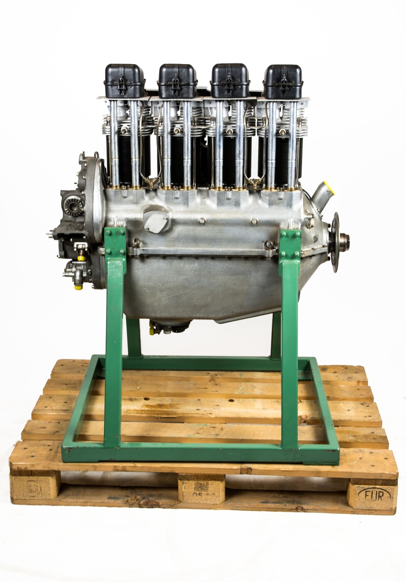Flygmotor De Havilland Gipsy 2.  Motorn försedd med förgasare. Magneter saknas. Motorn placerad i bock med hjul.  Tillhör fpl Sk7, Sk9.