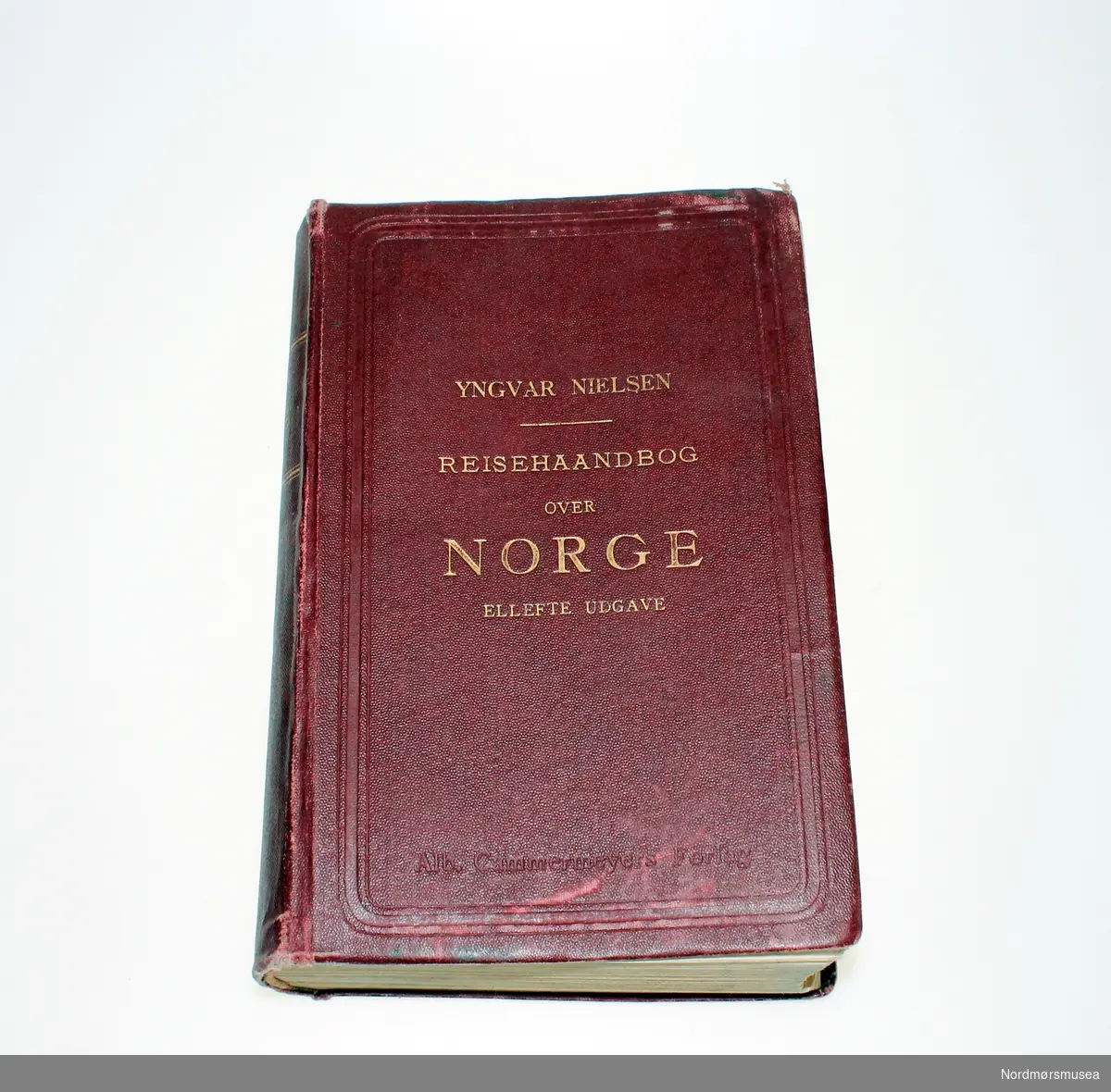 Dr. Yngvar Nielsen: "Reisehaandbok over Norge. Større udgave. 11. omarbeidede og betydelig forøgede udgave med 1 oversigtskart, 4 byplaner samt 46 specialkarter"