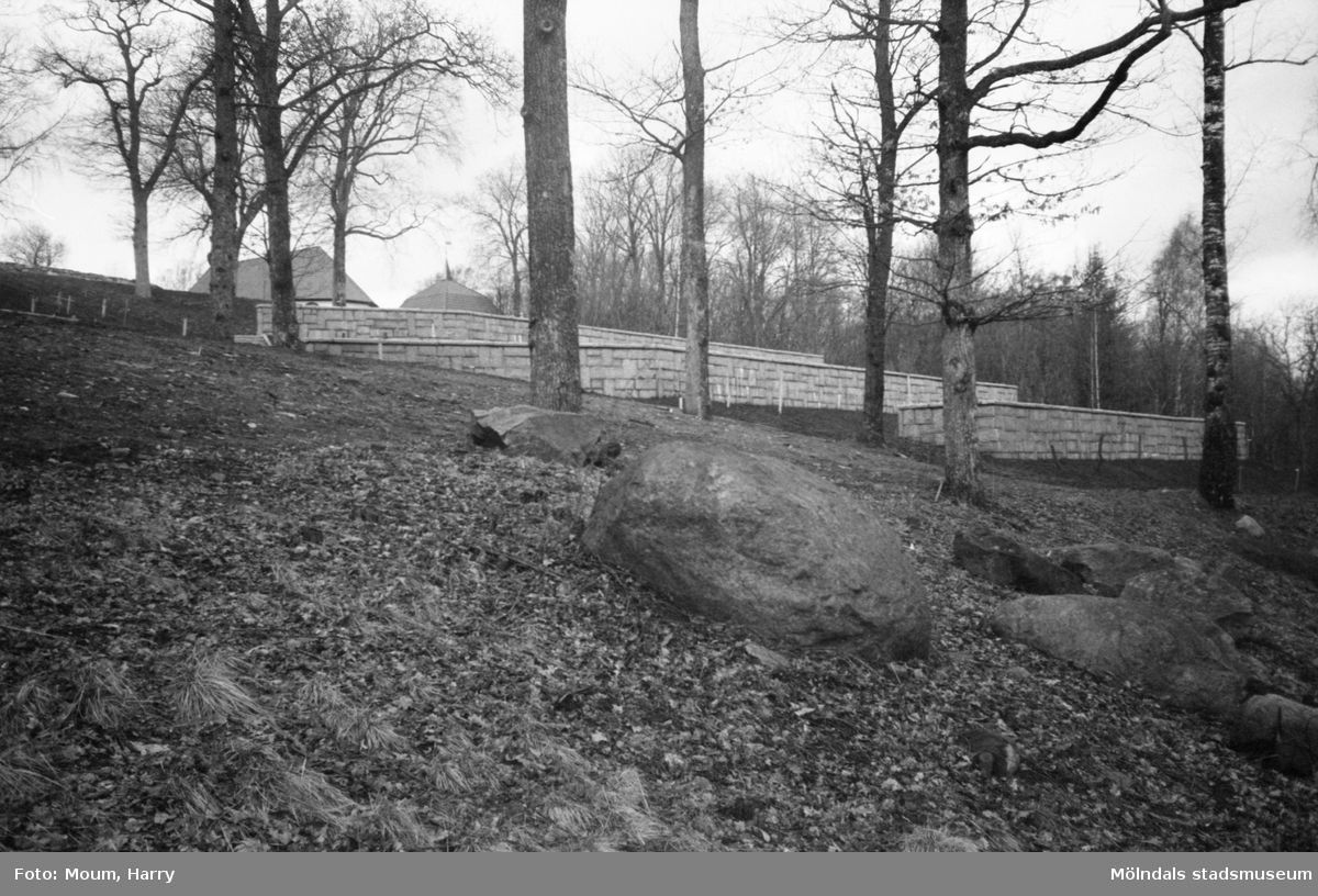 Den nya utbyggnaden av Kållereds kyrkogård, år 1983.

För mer information om bilden se under tilläggsinformation.