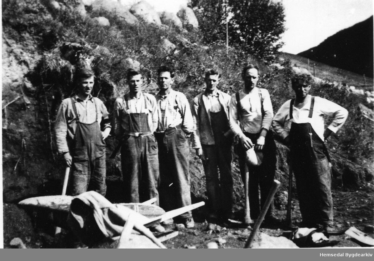 Lio, vest for Skøytebrua, i Hemsedal i 1938.
Arbeidarar frå den såkalla "Ungdomshjelpa" som vart sett til ekstraordinære veganlegg for å sysselsetja ungdom i dei harde 1930-åra.