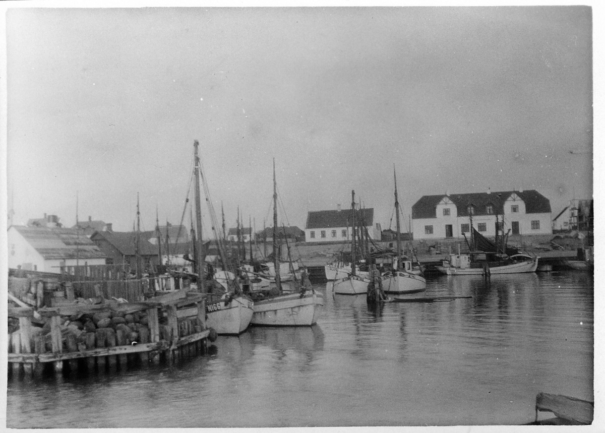 'Akka-expeditionen sommaren 1929: ::  :: Västerö hamn, med båtar och hus. ::  :: Ingår i serie med fotonr. 1599-1611.'