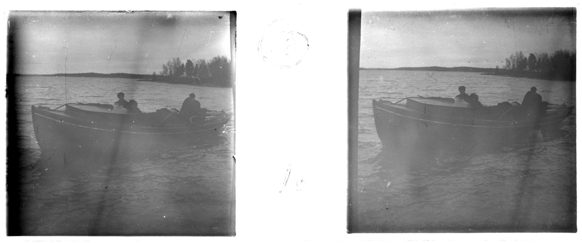 'Bildtext: ''Avfärd från Ökenäs.'' :: Ca 3 människor i en båt i vattnet. ::  :: Ingår i serie med fotonr. 5252:1-17, se även hela serien med fotonr. 5237-5267.'