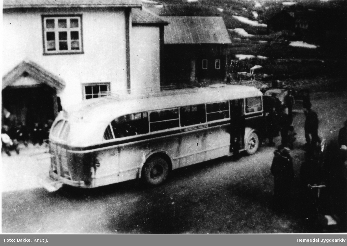 Buss til Hemsedalbilane ved Tuv Samvirkelag, kring 1950.