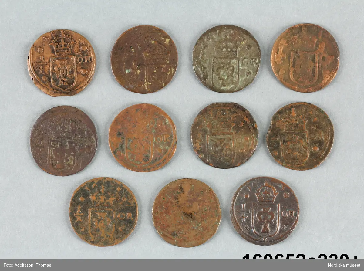 Elva stycken mynt med oläsliga årtal. Tillverkade i Avesta, Nyköping eller Säter.