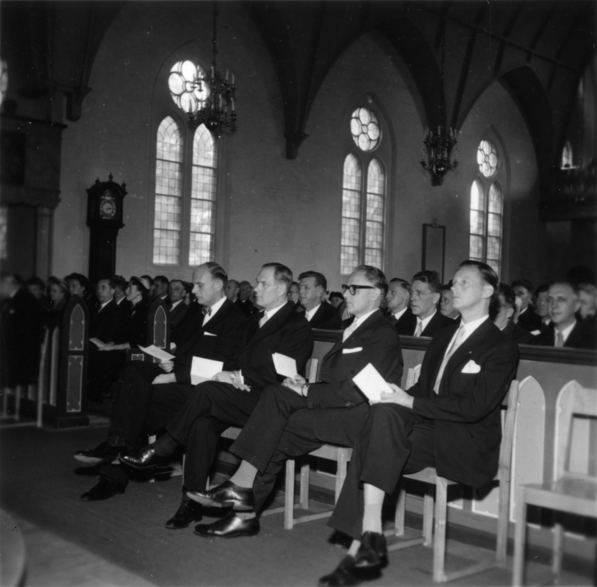 Utdelning av minnesgåvan den 24/9 1955.
På första bänk i Mölndals kyrka (Fässberg)
Fr.h. kamrer Einar Harald, överingenjör William Tibell, riksdagsman Gösta Andersson, borgmästare Karl-Eric Bergqvist.