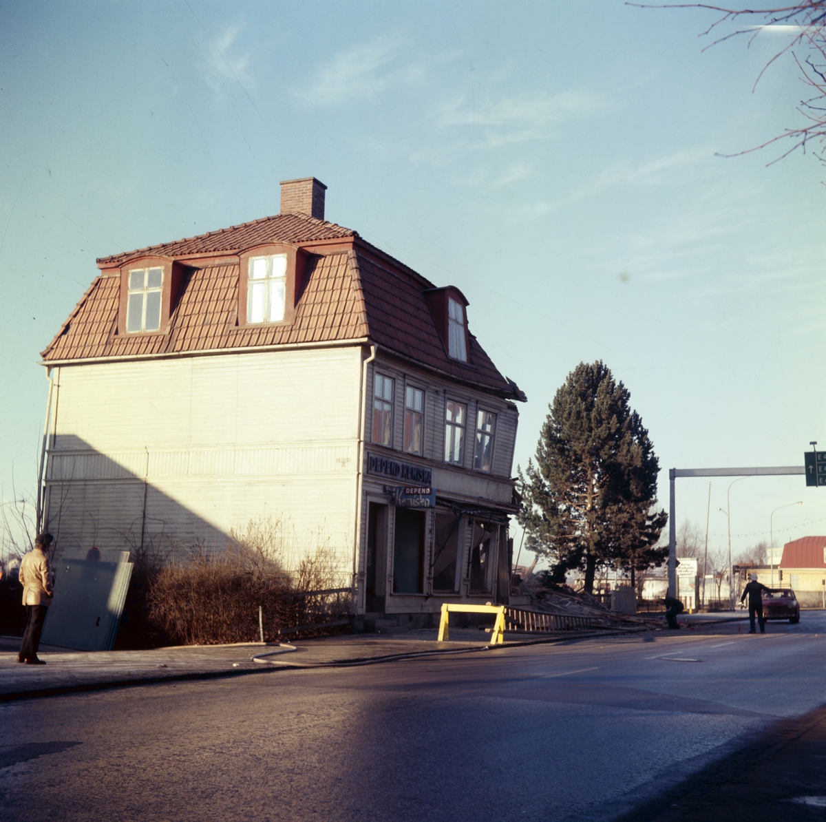 Rivning av hus på tomten mellan Jönköpingsvägen och Kyrkogatan i Huskvarna. Även huset Depend Kemiska har haft sin verksamhet i ska rivas.