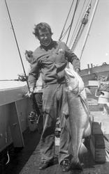 Fangst og fiske. Fiskerne viser fra dagens fangst. Torgboder