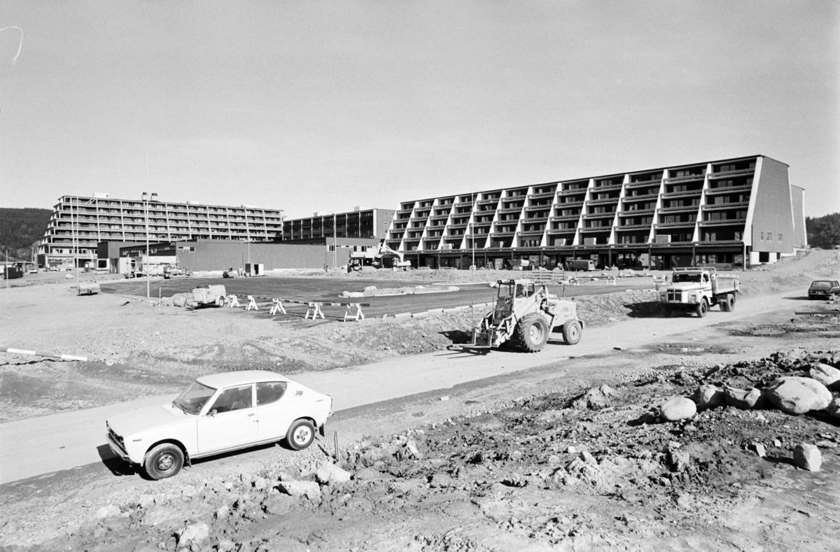 Byggingen av Stovner senter. Biler på byggeplass ved Stovner.
