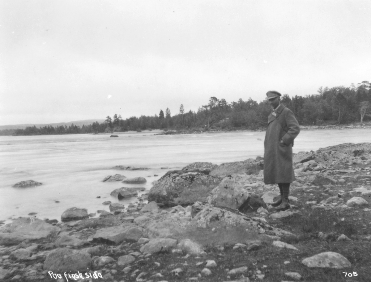 Mann stående på finsk side av Pasvikelva.