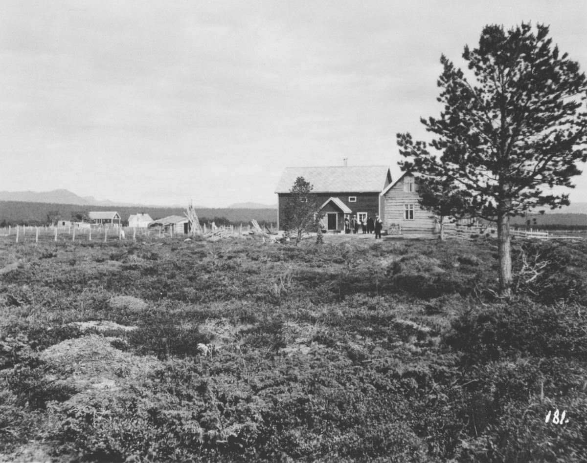 "Bureisar, Elvestrandmyra" står det under bildet. Bildet er tatt i 1935, da Stortingets Jordbrukskomite var på reise i Finnmark.  Kleppe var medlem av jordbrukskomiteen og ga bildene i gave til fylkesmann Gabrielsen etter krigen.