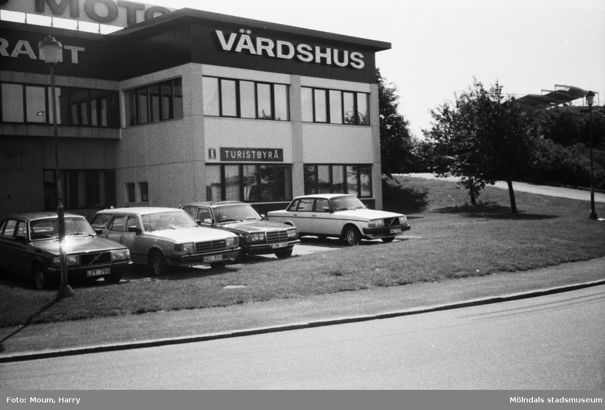 Turistbyrå i Esso Motorhotells byggnad vid Åbro industriområde i Mölndal, år 1983. Exteriören.

Fotografi taget av Harry Moum, HUM, Mölndals-Posten, vecka 28, år 1983.